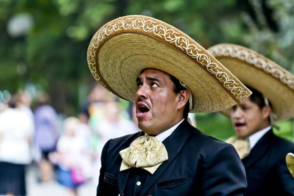 Mariachis interpretando música ranchera mexicana en un evento cultural.
